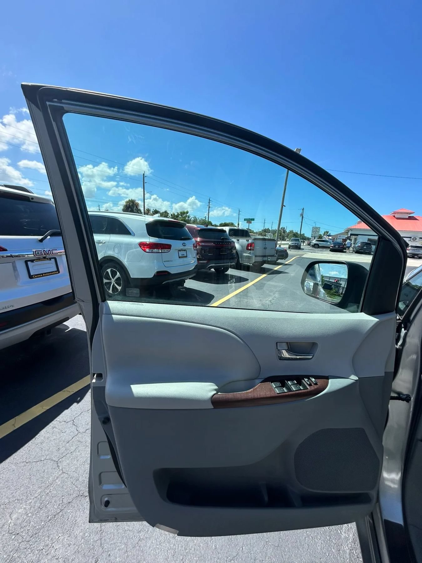 Used 2011 Toyota Sienna XLE FWD image 25
