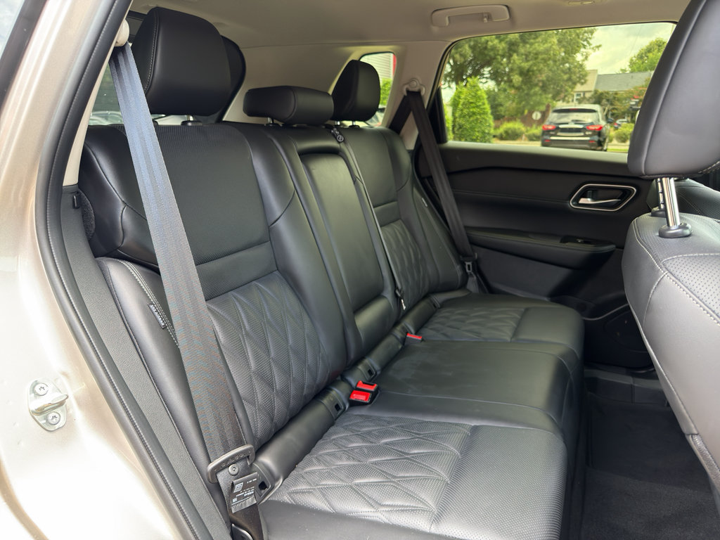 Used 2025 Nissan Rogue Platinum AWD/4WD image 17
