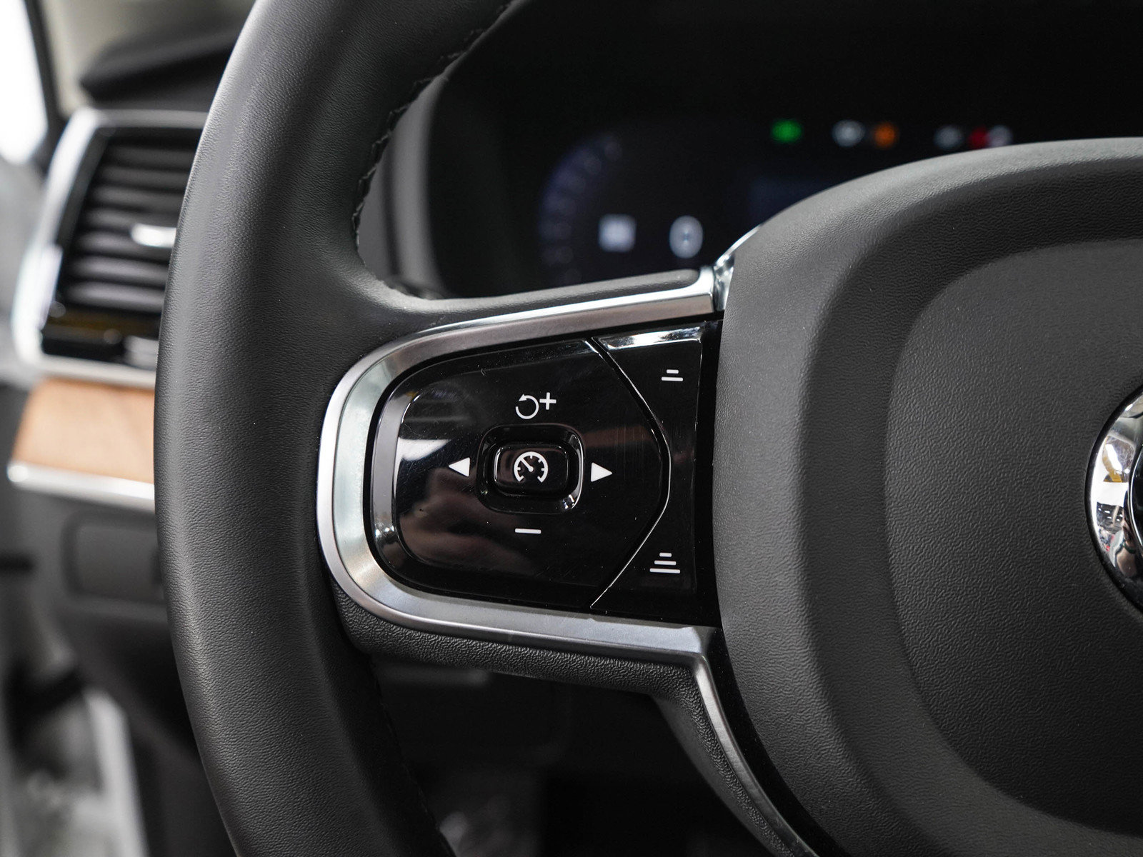 Used 2023 Volvo XC90 T8 Plus w/ Protection Package Premier AWD/4WD image 29