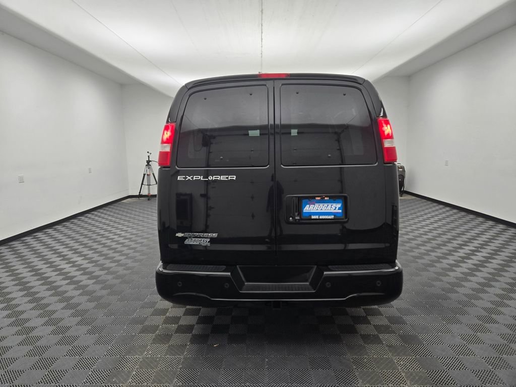 Used 2019 Chevrolet Express 2500 w/ Enhanced Convenience Package image 4