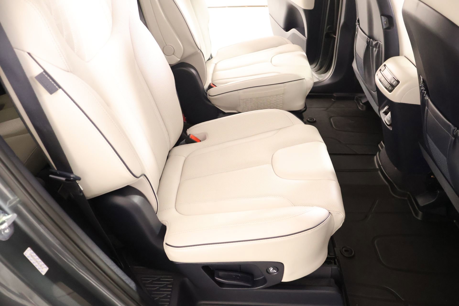 Used 2023 Hyundai Palisade Limited w/ Cargo Package image 16