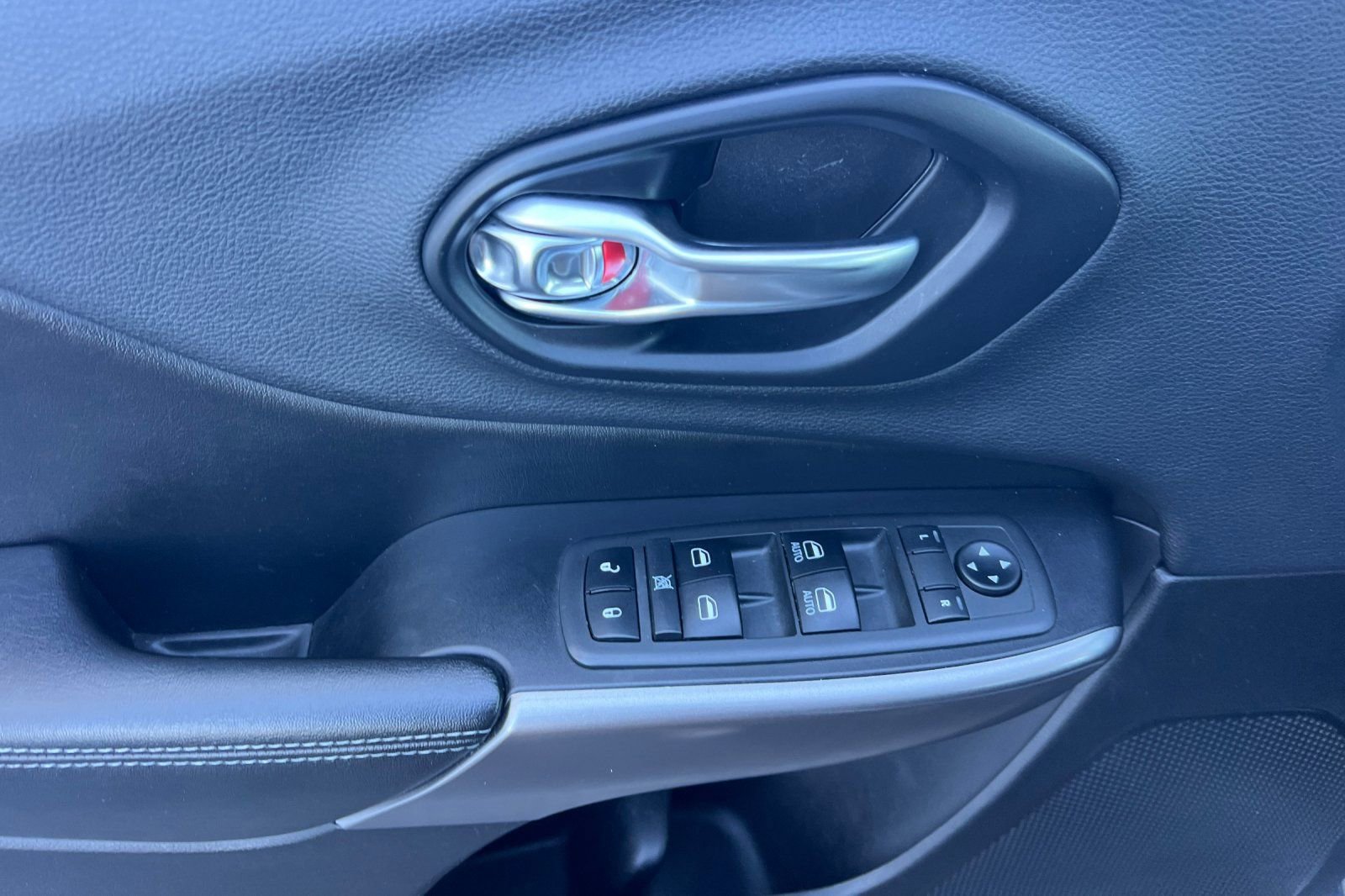 Used 2019 Jeep Cherokee Latitude Plus w/ Cold Weather Group image 11