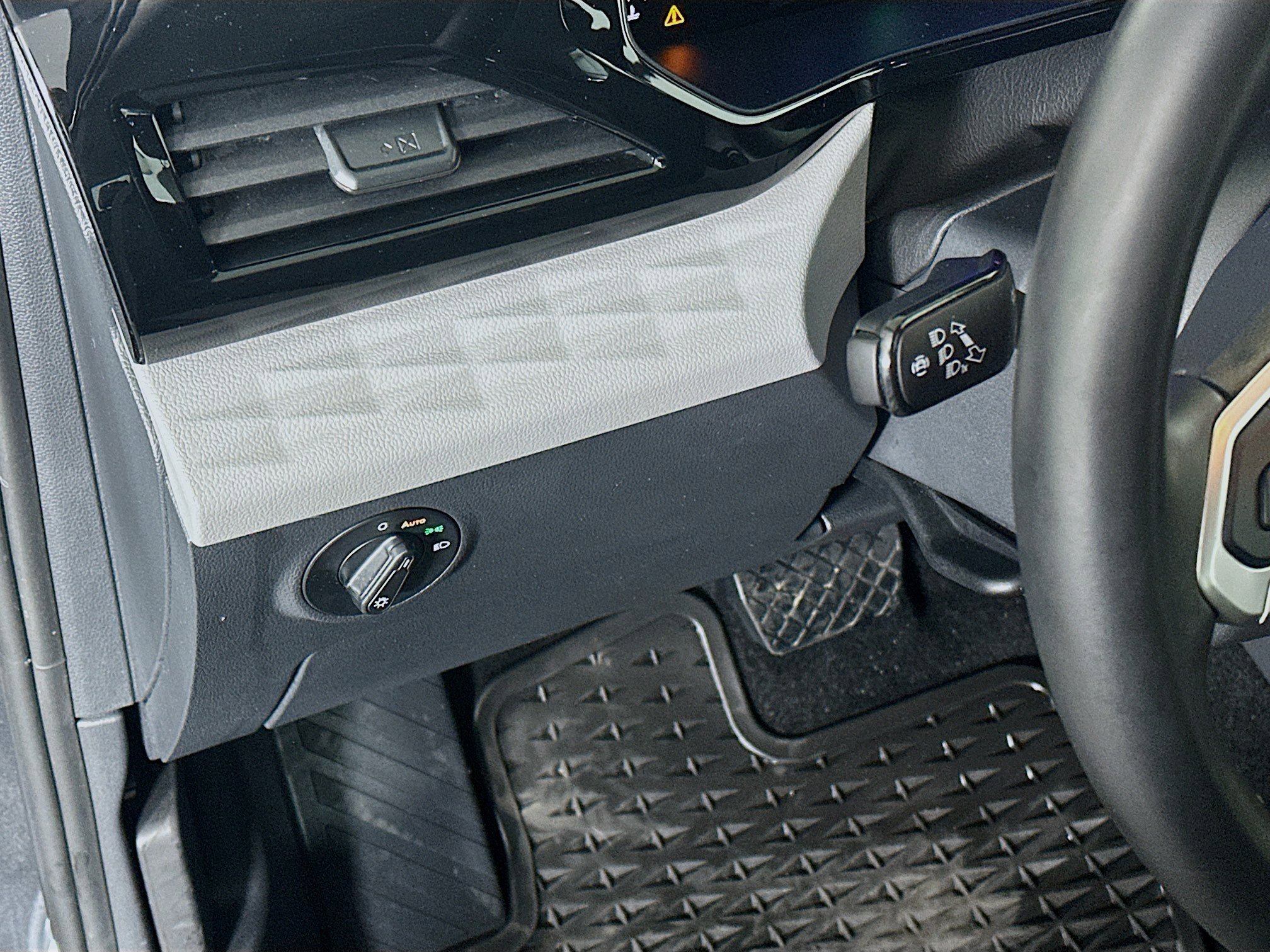 Used 2024 Volkswagen Taos S image 17