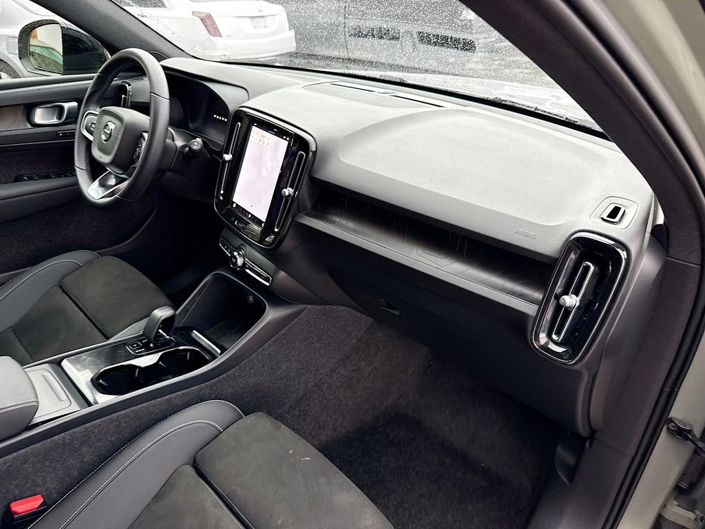 Used 2023 Volvo XC40 Recharge Plus image 34