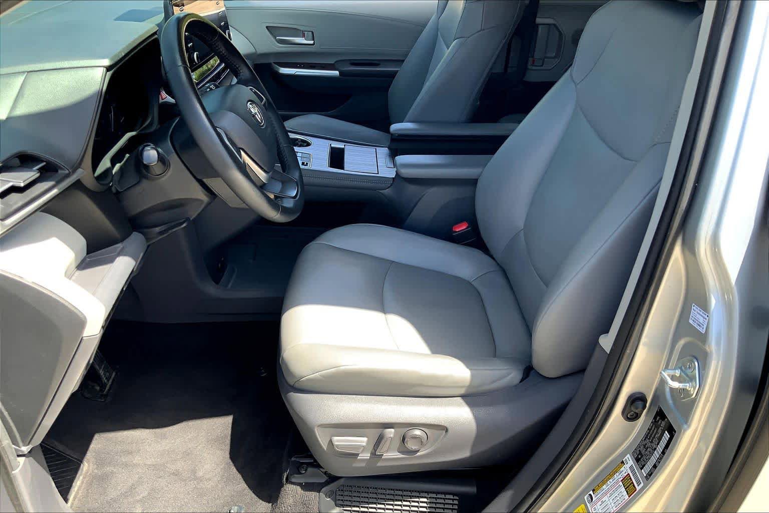 Used 2021 Toyota Sienna XLE image 8