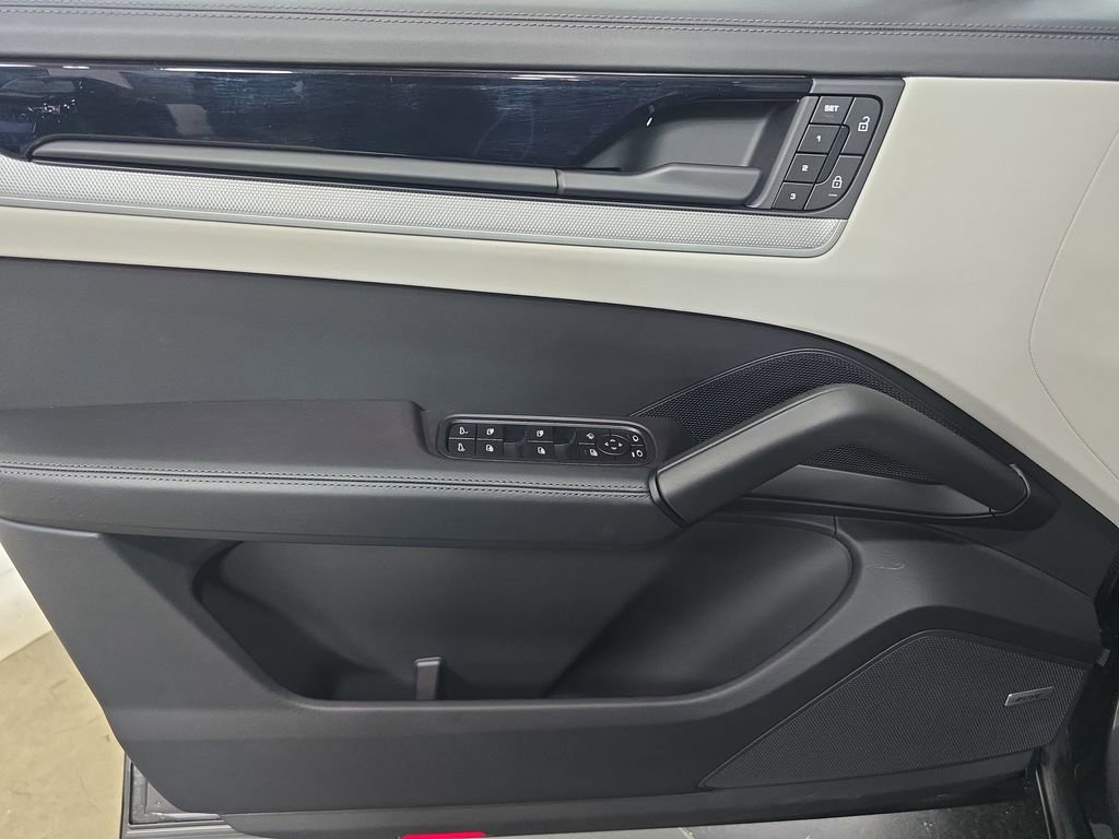 Certified 2024 Porsche Cayenne Coupe image 22