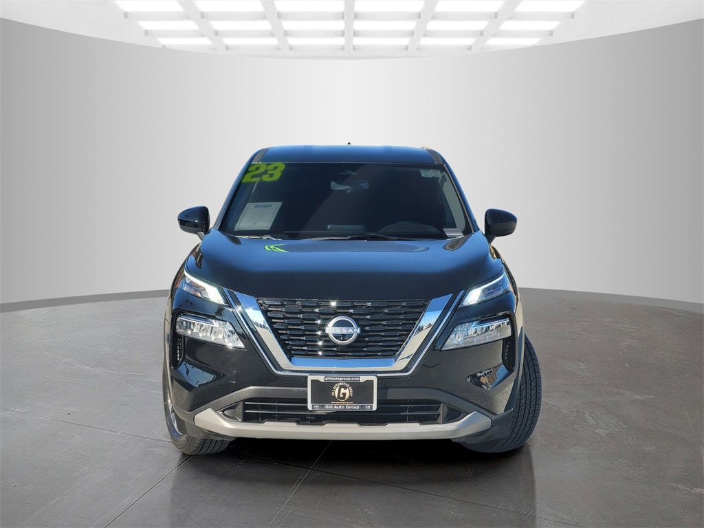 Used 2023 Nissan Rogue SV image 2