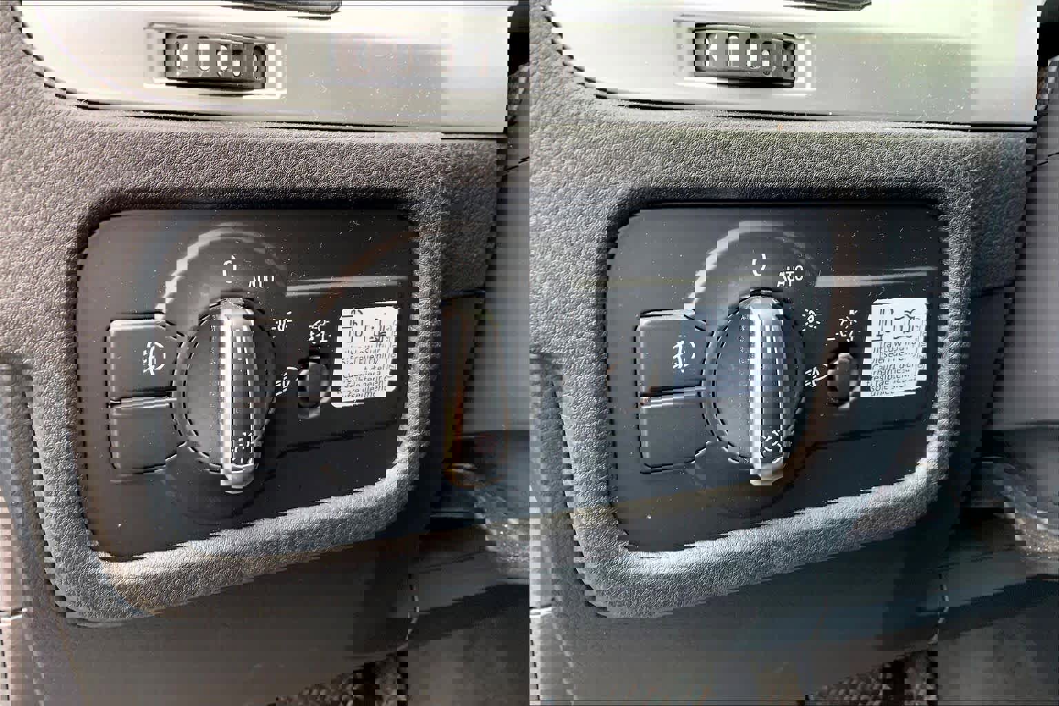 Used 2014 Volkswagen Touareg TDI image 35