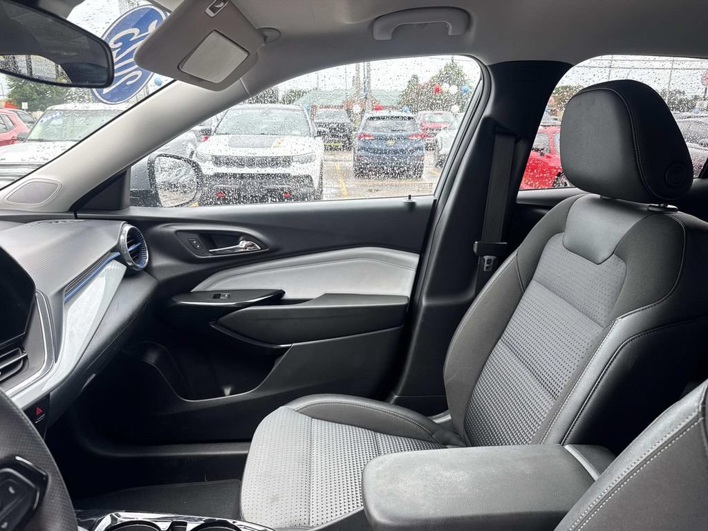 Used 2025 Chevrolet Trax LT FWD image 16