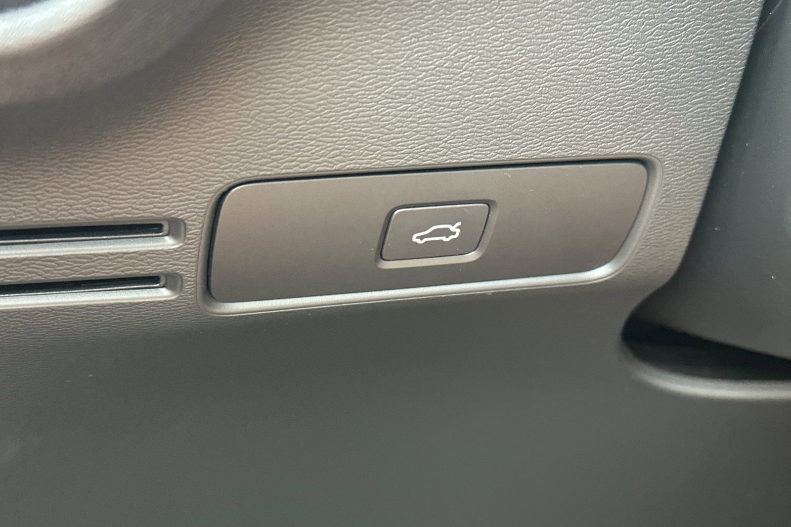 Certified 2025 Volvo XC40 B5 Plus image 33