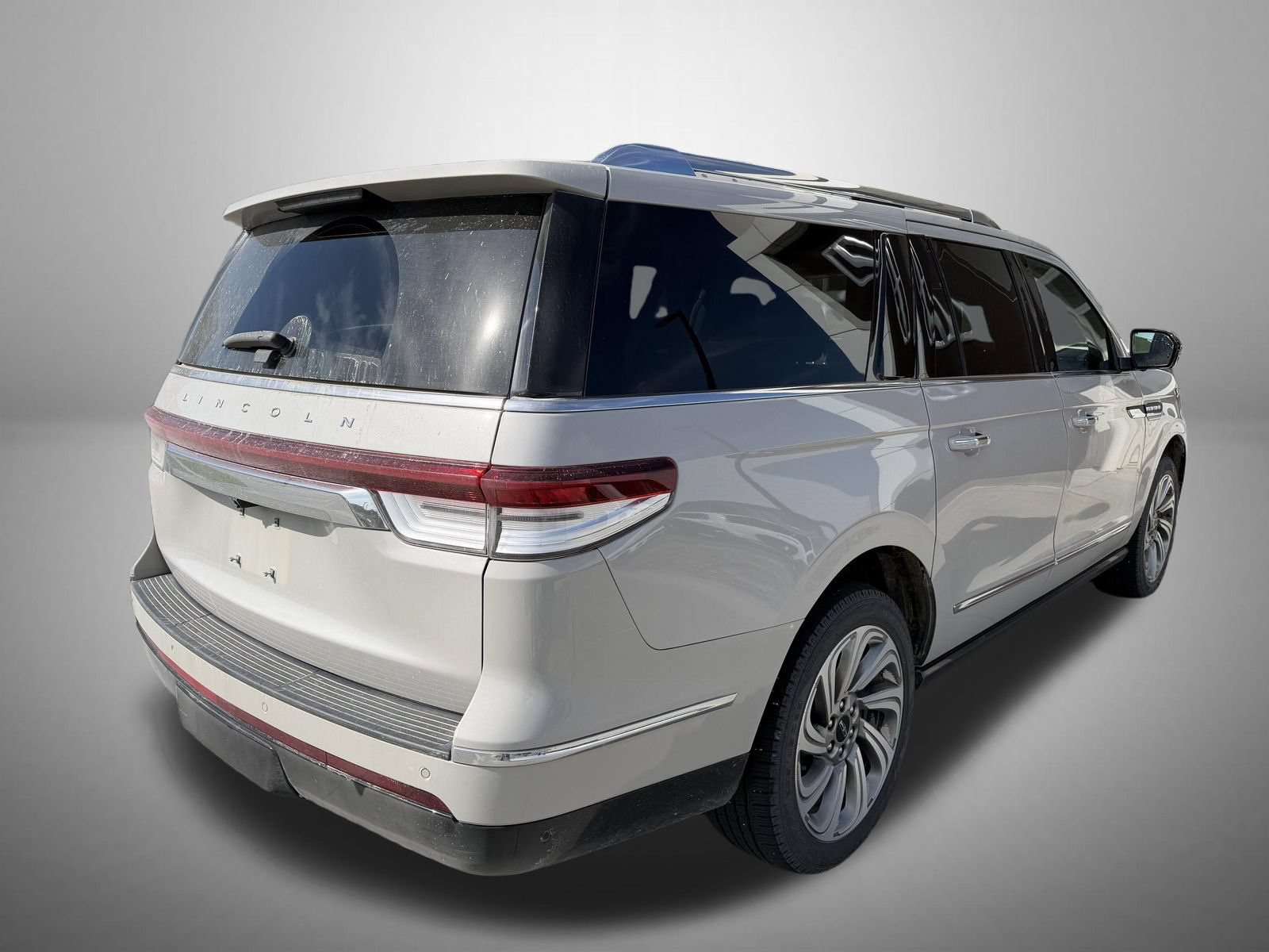 Used 2023 Lincoln Navigator L Reserve AWD/4WD image 3
