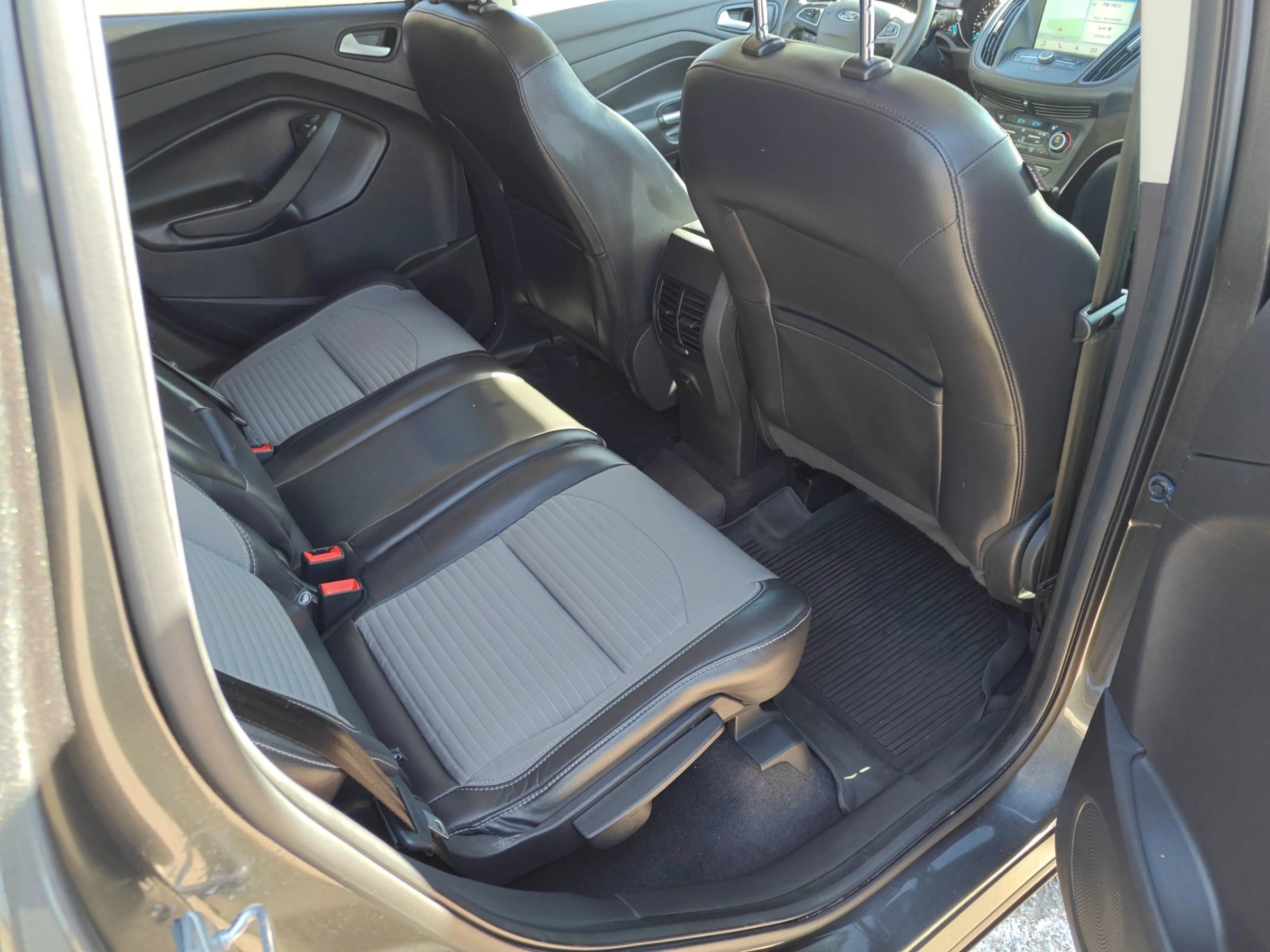 Used 2018 Ford Escape SE w/ SE Sport Appearance Package image 15