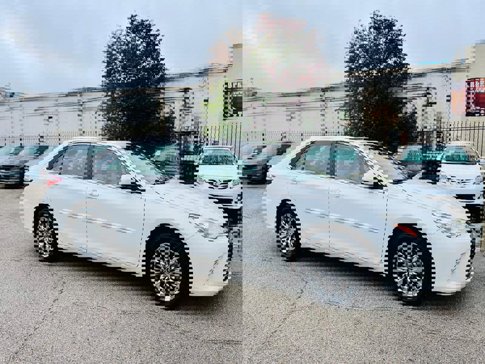 Used 2015 Toyota Camry XLE w/ Moonroof Package image 4