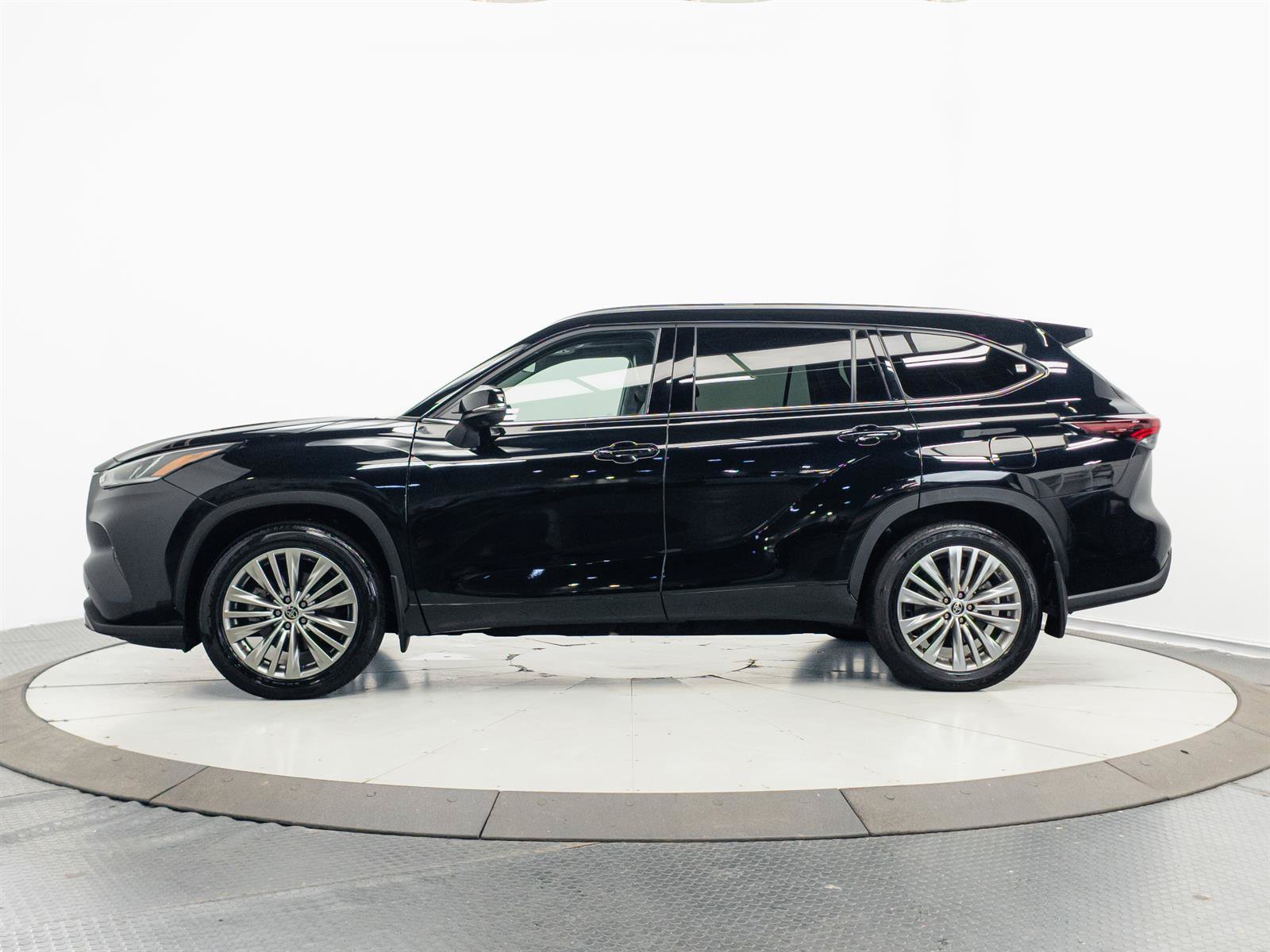 Certified 2024 Toyota Highlander Platinum AWD/4WD image 9