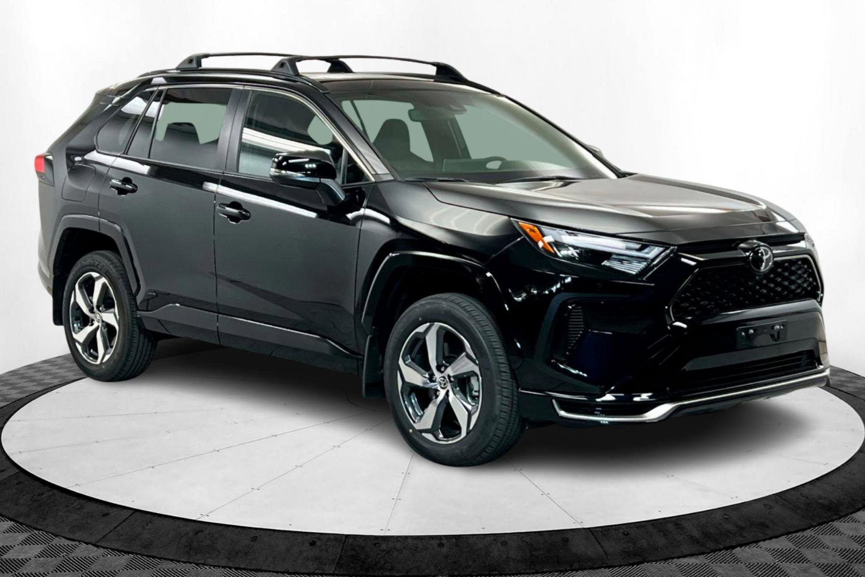 Used 2025 Toyota RAV4 SE w/ Weather & Moonroof Package image 6