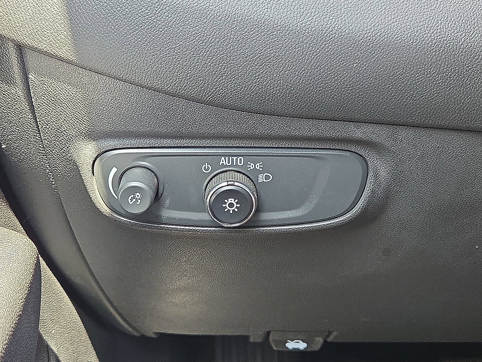 Used 2021 Chevrolet Equinox LS w/ LS Convenience Package FWD image 24