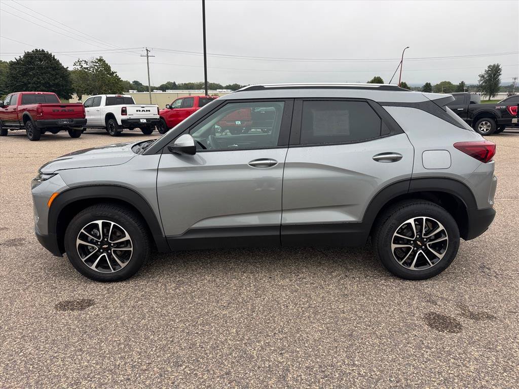 Used 2025 Chevrolet TrailBlazer LT AWD/4WD image 2