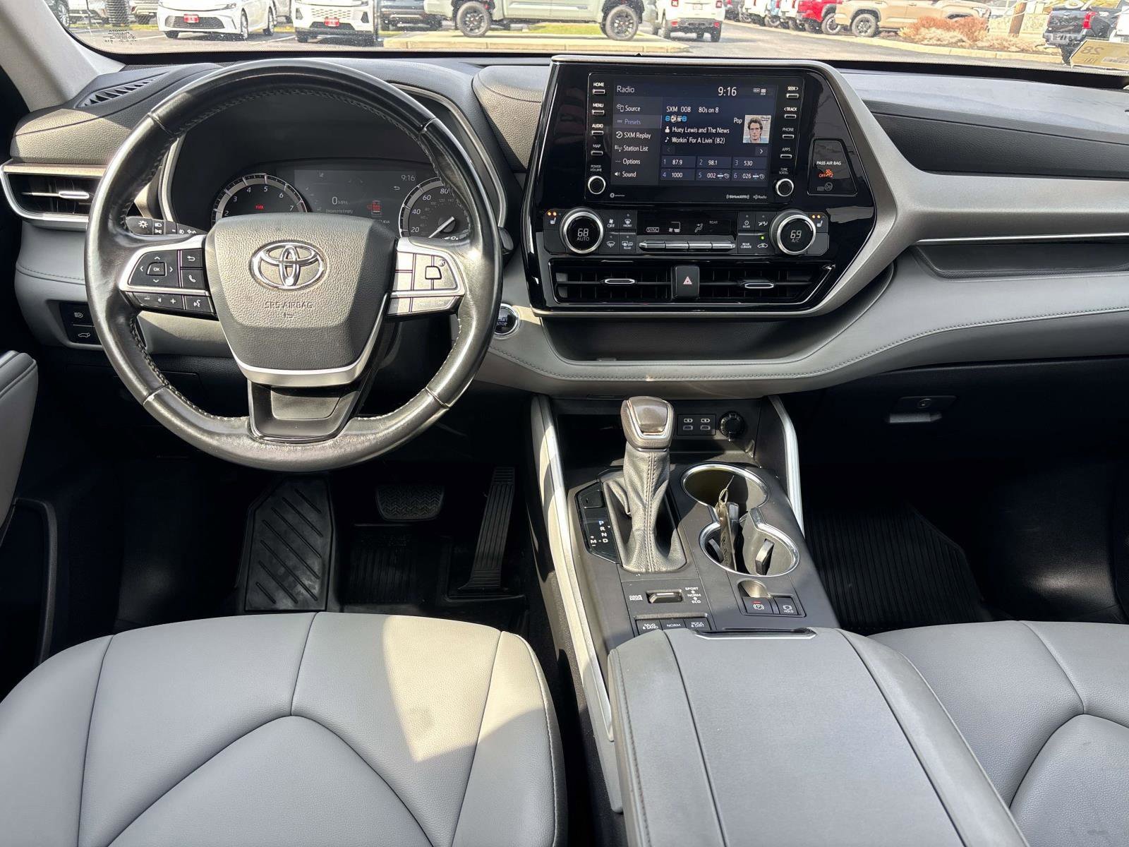 Used 2022 Toyota Highlander XLE AWD/4WD image 11