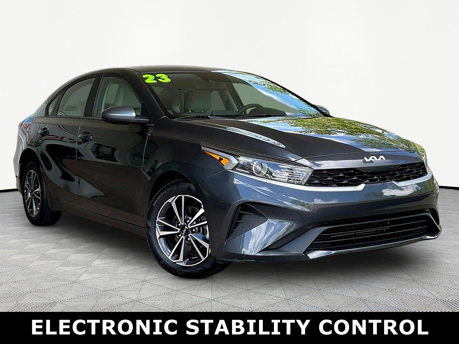 Used 2023 Kia Forte LXS FWD image 3