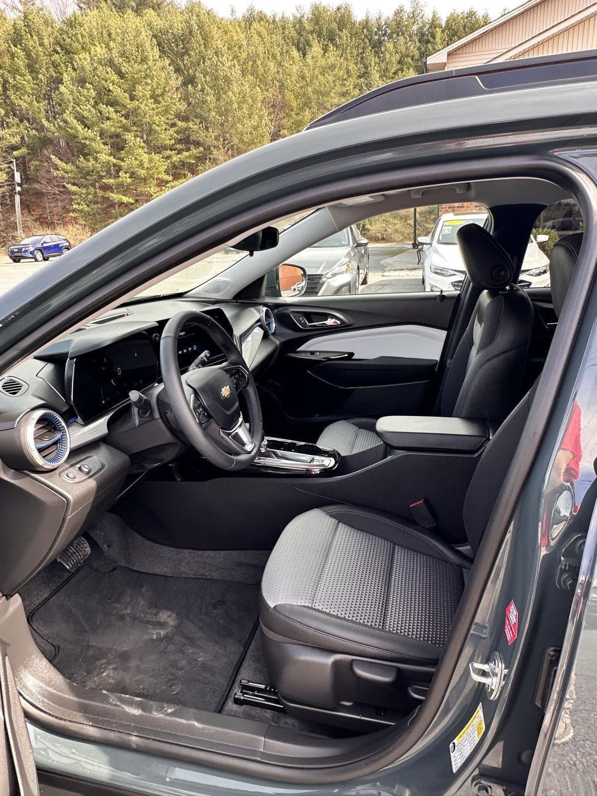 Used 2025 Chevrolet Trax LT w/ LT Convenience Package image 9