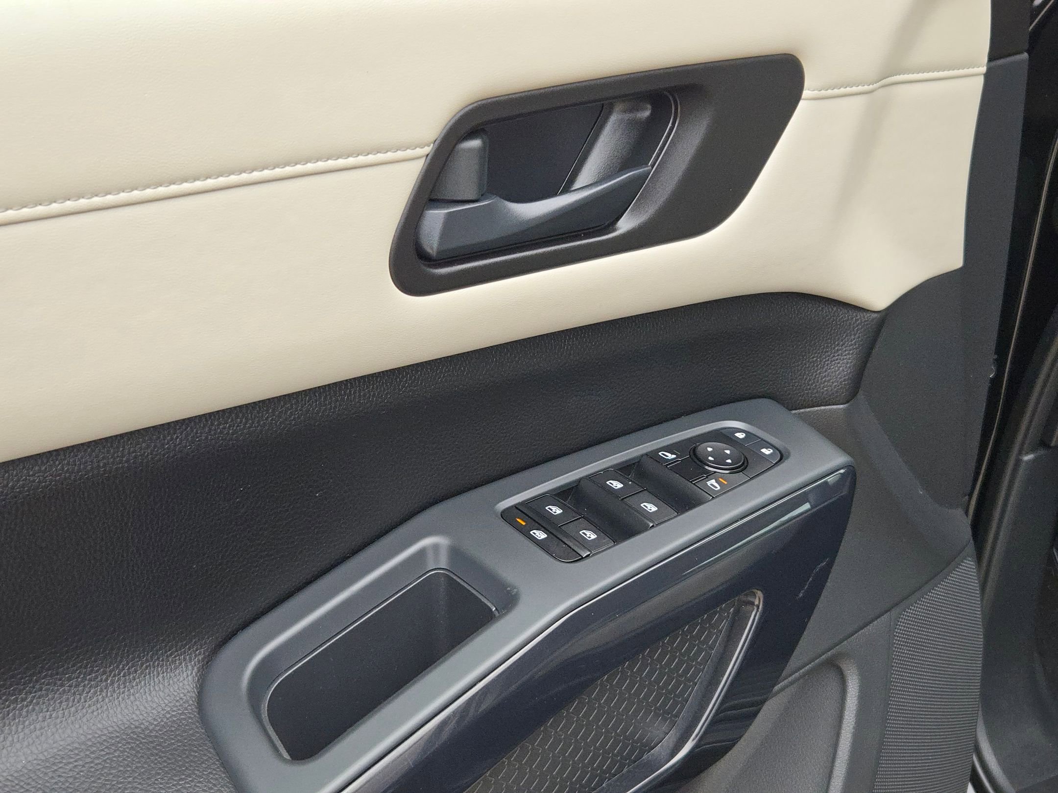 Used 2023 Nissan Pathfinder SV image 12