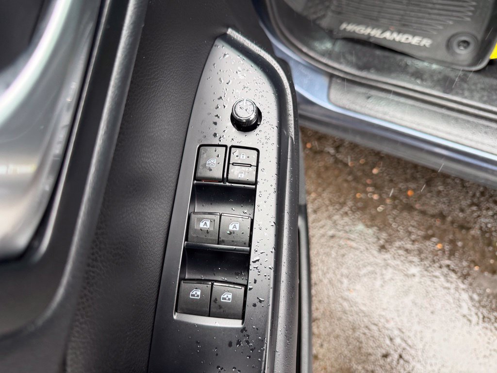 Used 2019 Toyota Highlander XLE AWD/4WD image 12