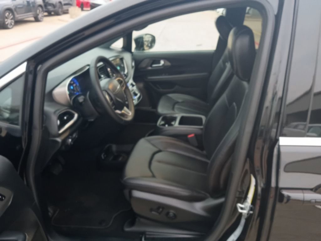 Used 2025 Chrysler Pacifica Select image 4