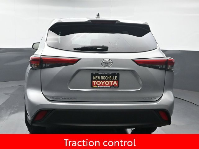 Used 2022 Toyota Highlander LE AWD/4WD image 5