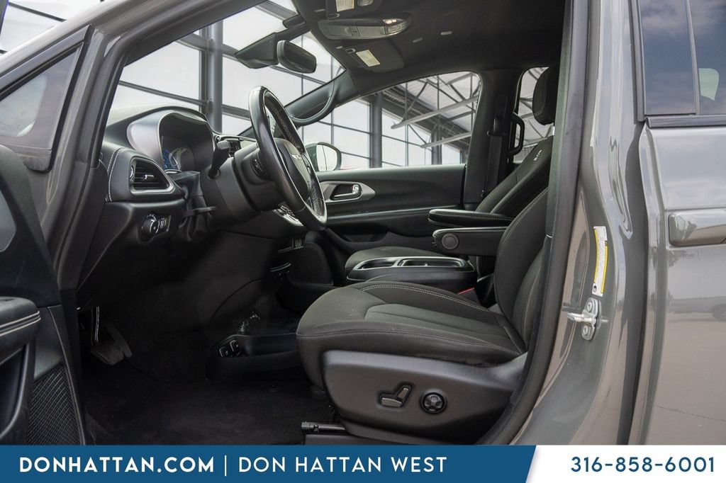 Used 2021 Chrysler Pacifica Touring w/ S Appearance Package FWD image 3