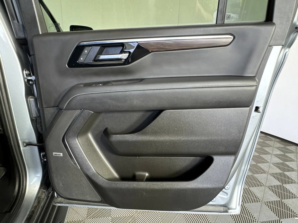 Certified 2025 Chevrolet Suburban Premier AWD/4WD image 37