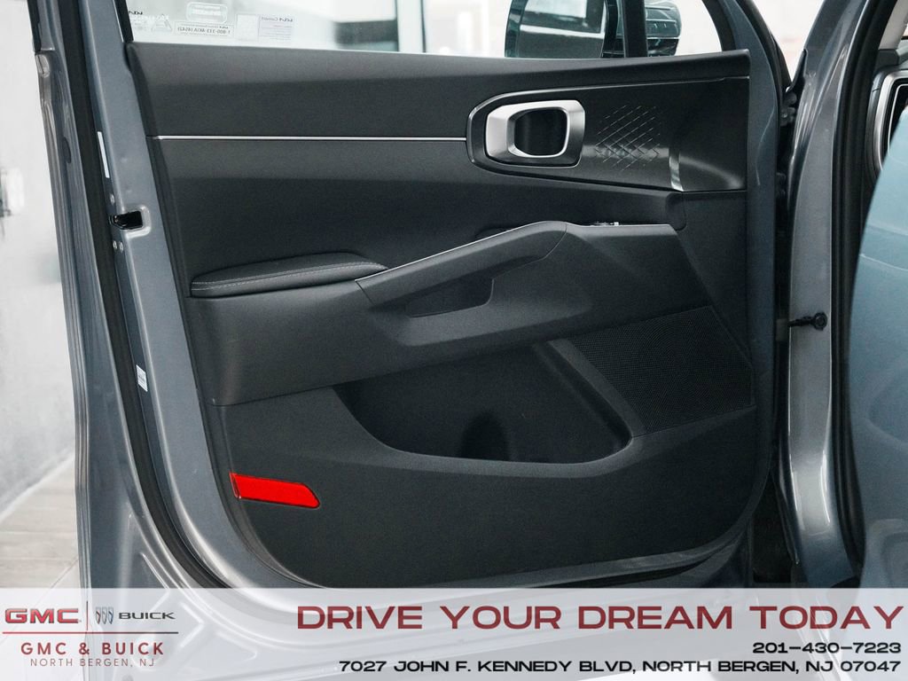 Used 2025 Kia Sorento LX image 11