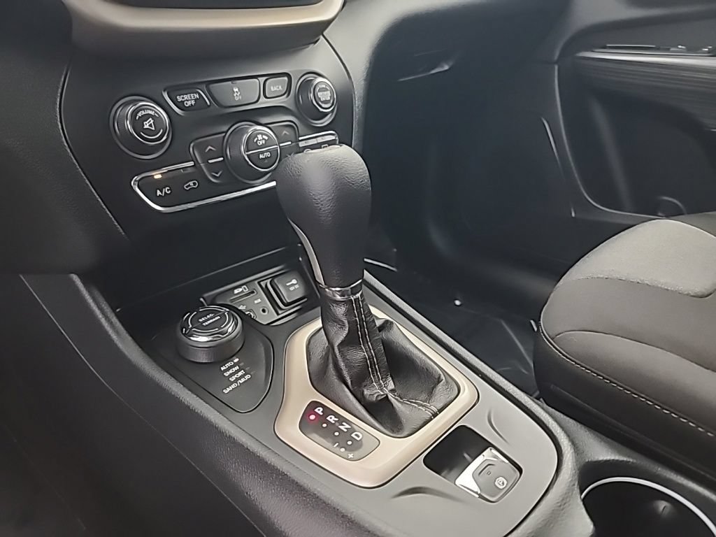 Used 2014 Jeep Cherokee Latitude w/ Comfort/Convenience Group AWD/4WD image 38
