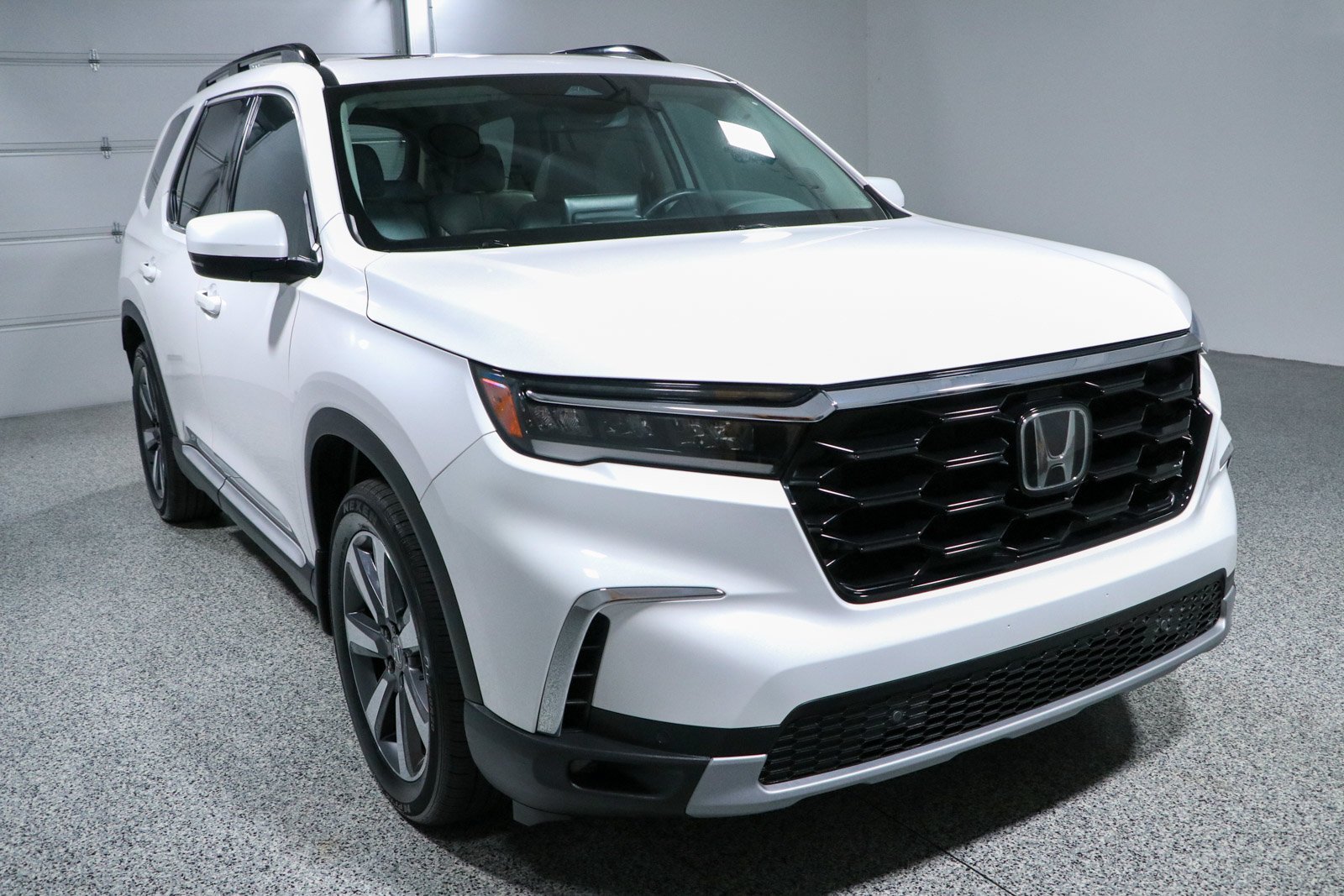 Used 2025 Honda Pilot Touring image 5