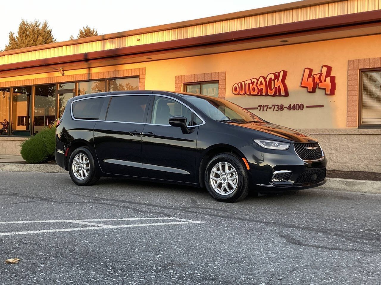 Used 2023 Chrysler Pacifica Touring-L FWD image 2
