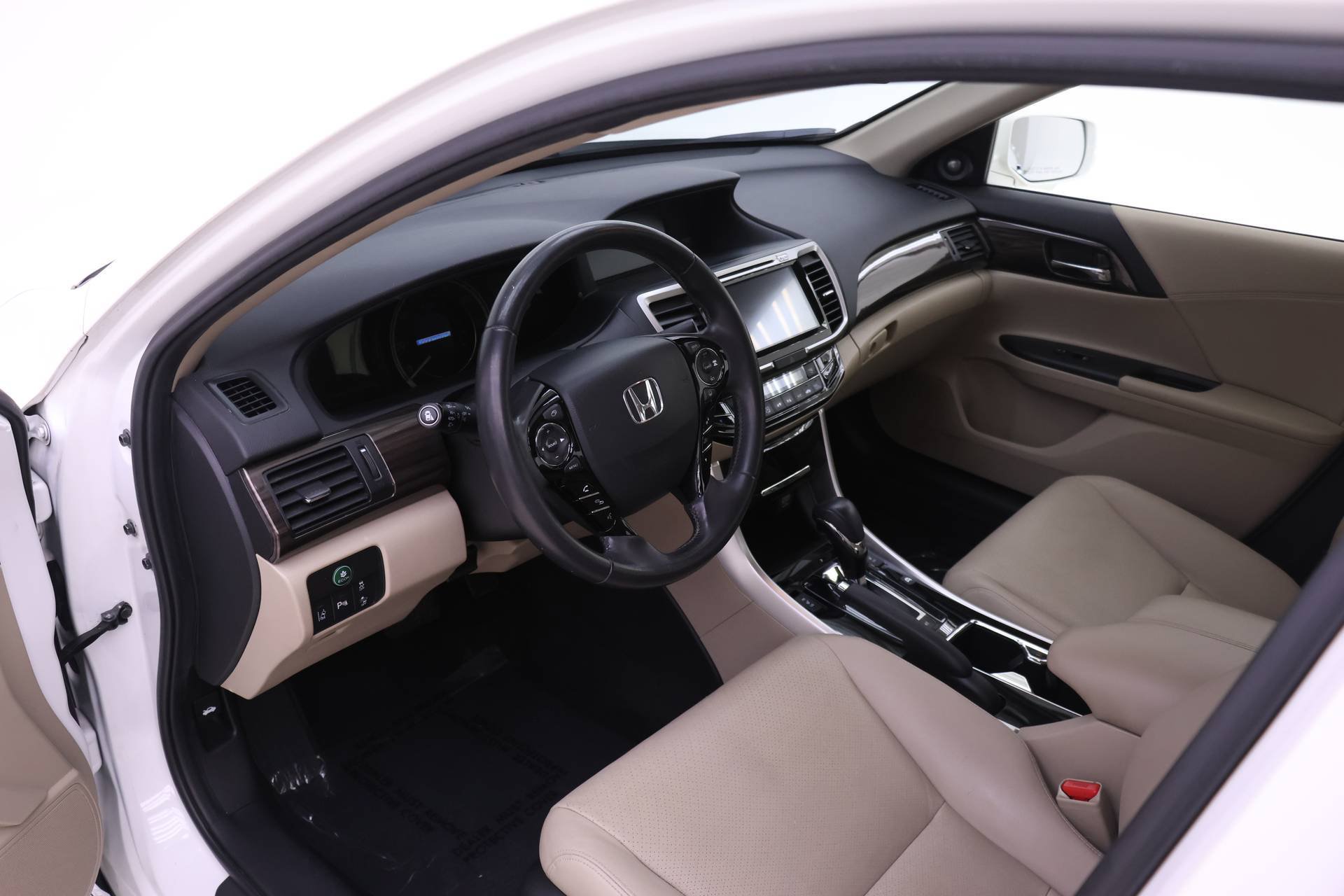 Used 2017 Honda Accord Touring image 3