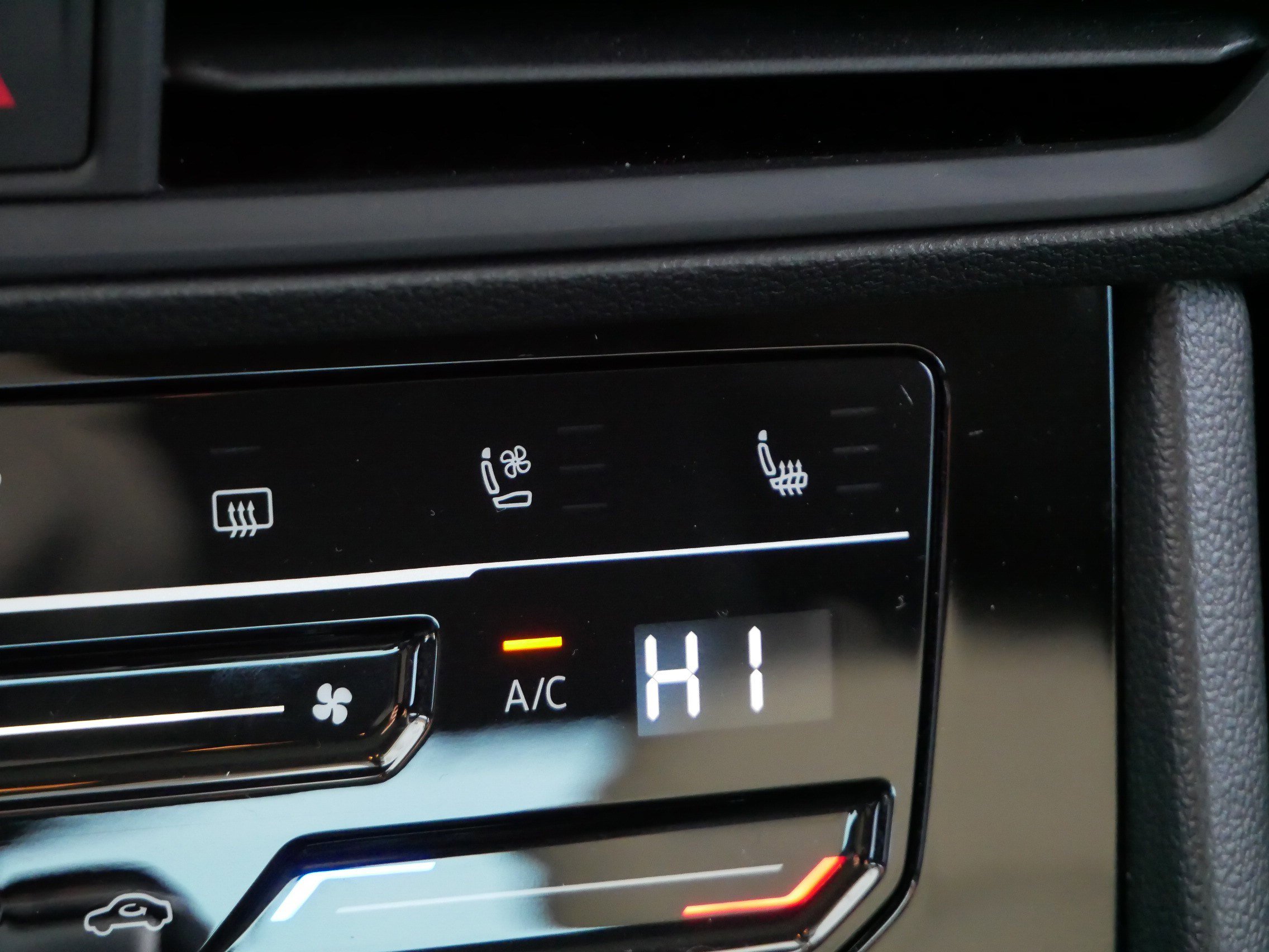 Certified 2025 Volkswagen Jetta SEL image 29