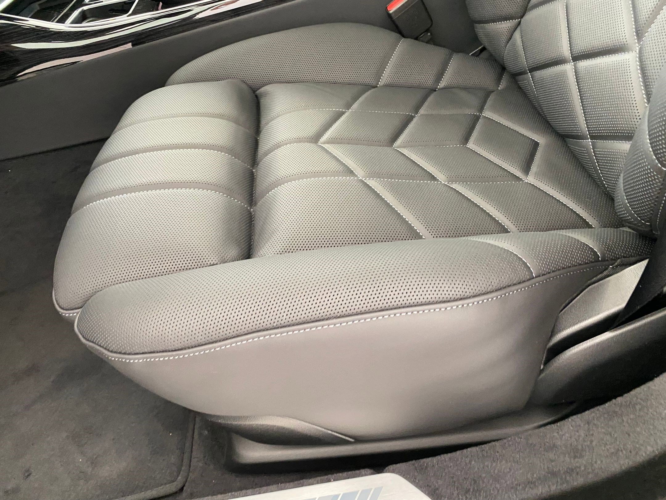 New 2026 BMW 750e xDrive w/ Premium Package image 13