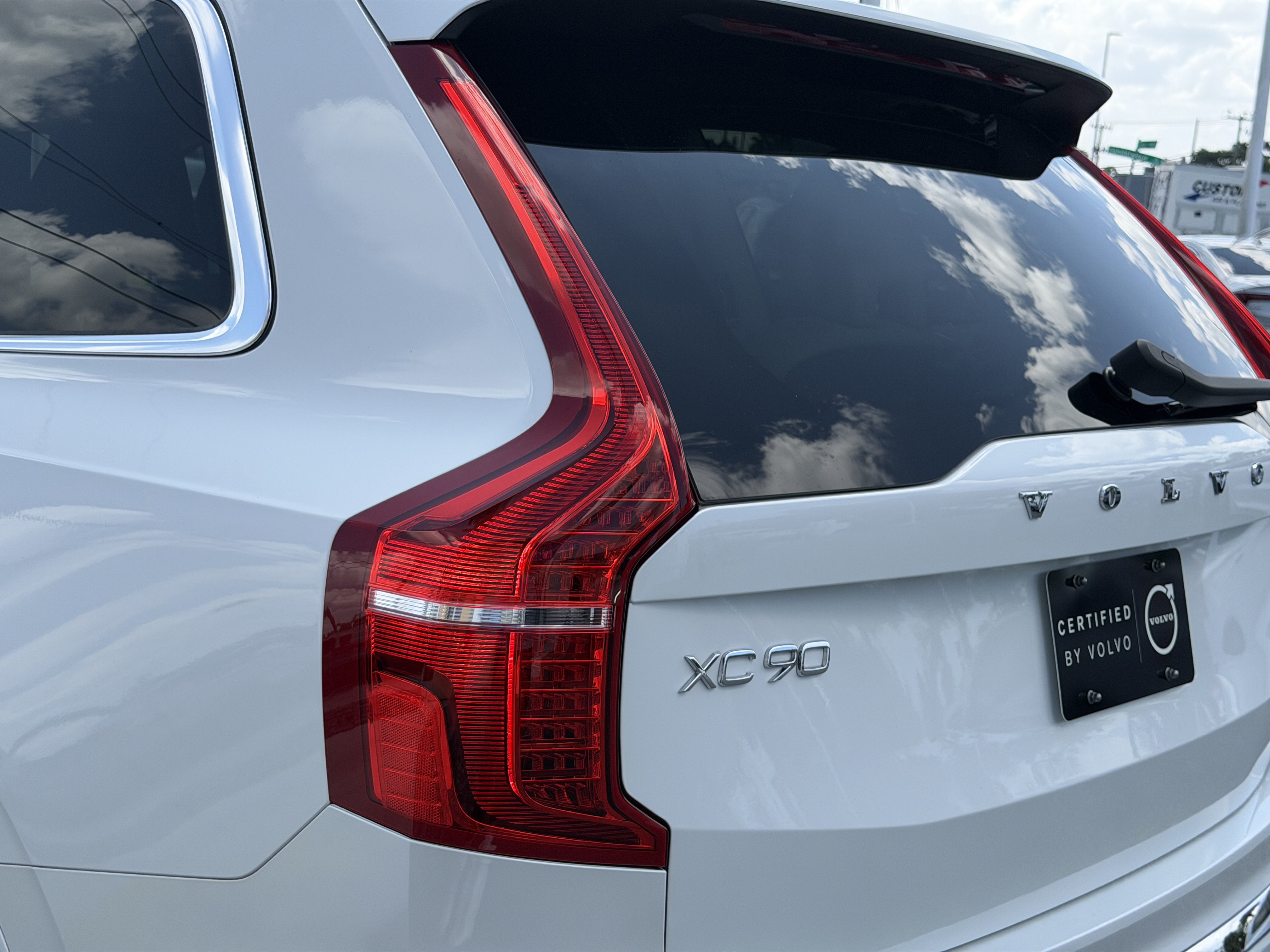 Certified 2024 Volvo XC90 T8 Plus AWD/4WD image 9