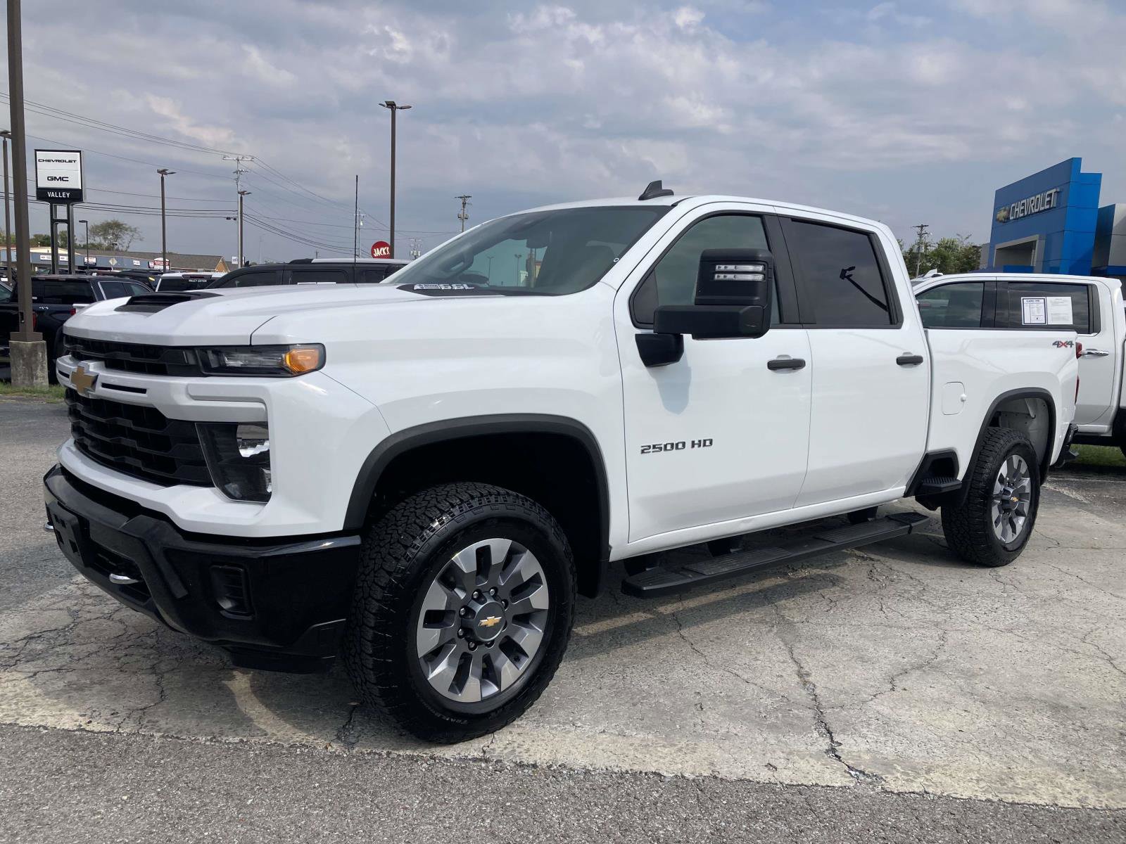 Used 2024 Chevrolet Silverado 2500 Custom w/ Custom Value Package image 5