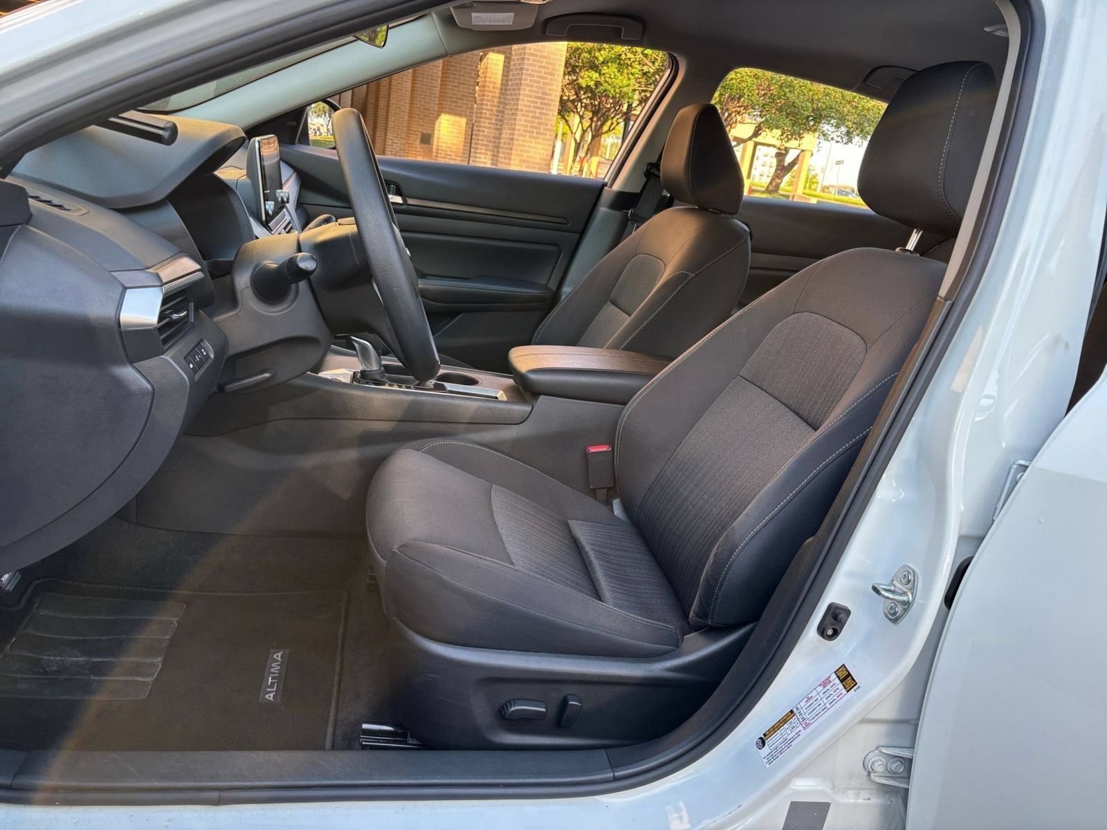 Used 2025 Nissan Altima 2.5 SV FWD image 28