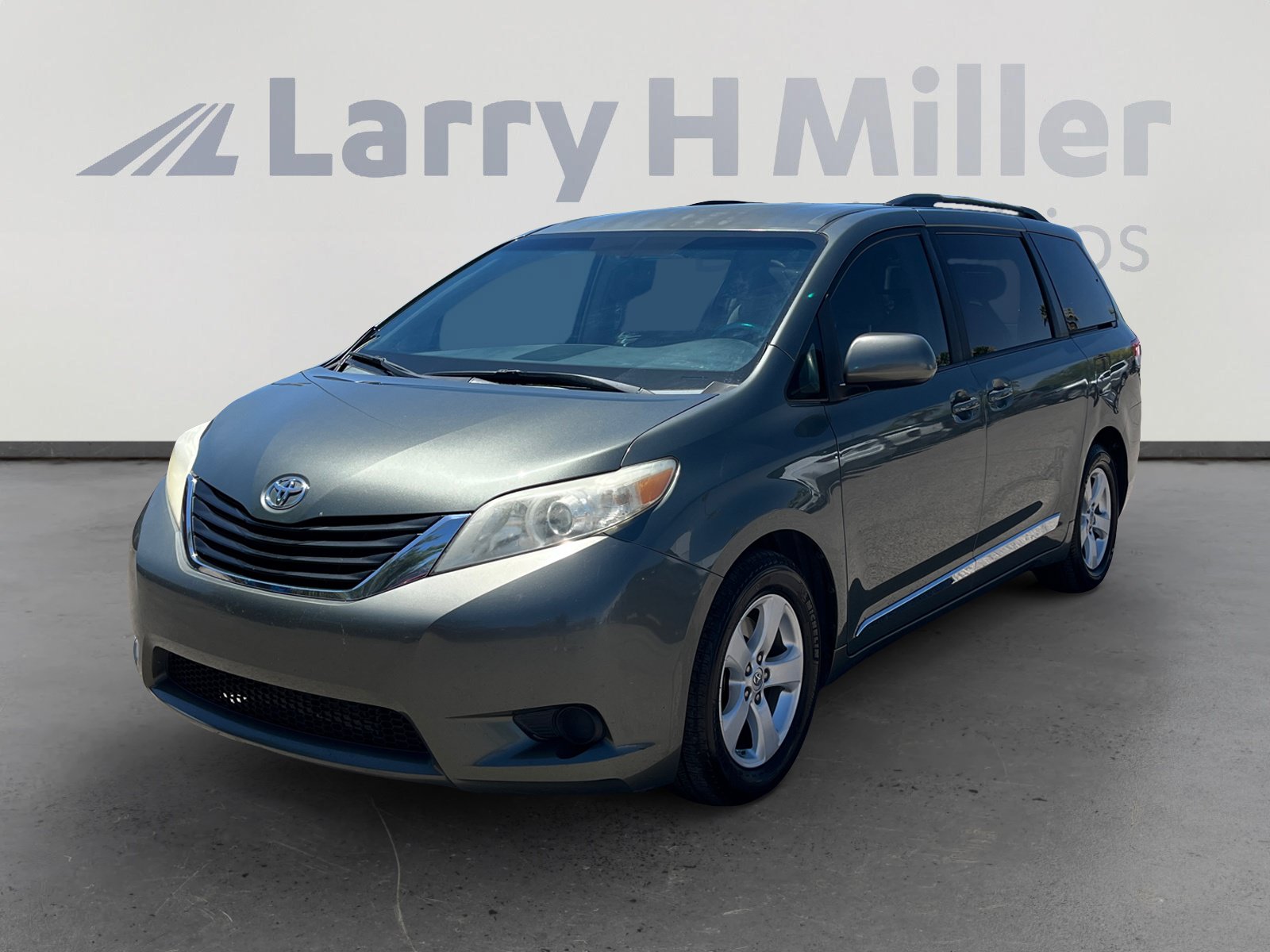 Used 2013 Toyota Sienna LE w/ Towing Pkg FWD image 1