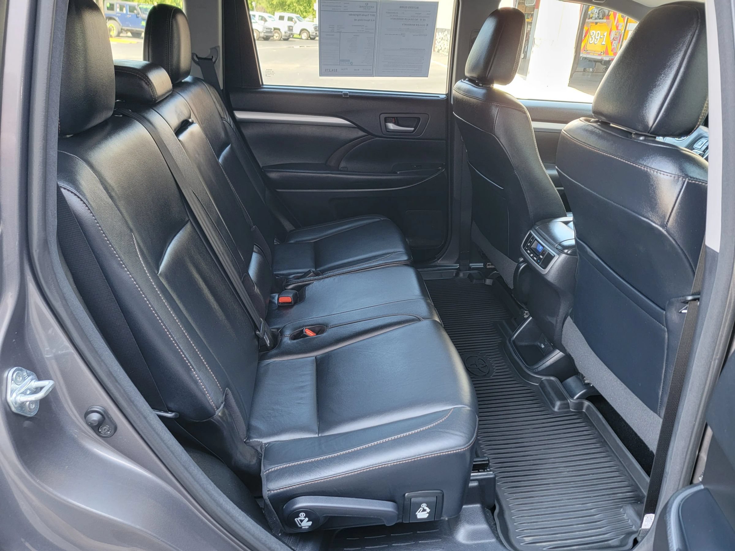 Used 2017 Toyota Highlander XLE AWD/4WD image 16