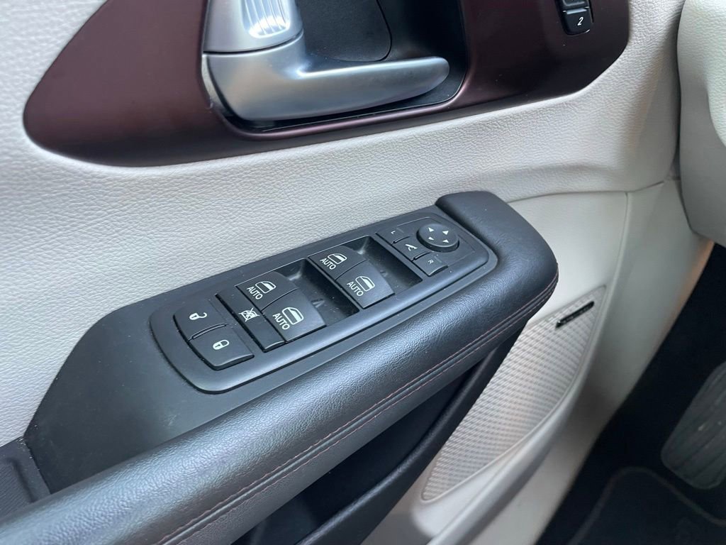 Used 2017 Chrysler Pacifica Limited FWD image 12