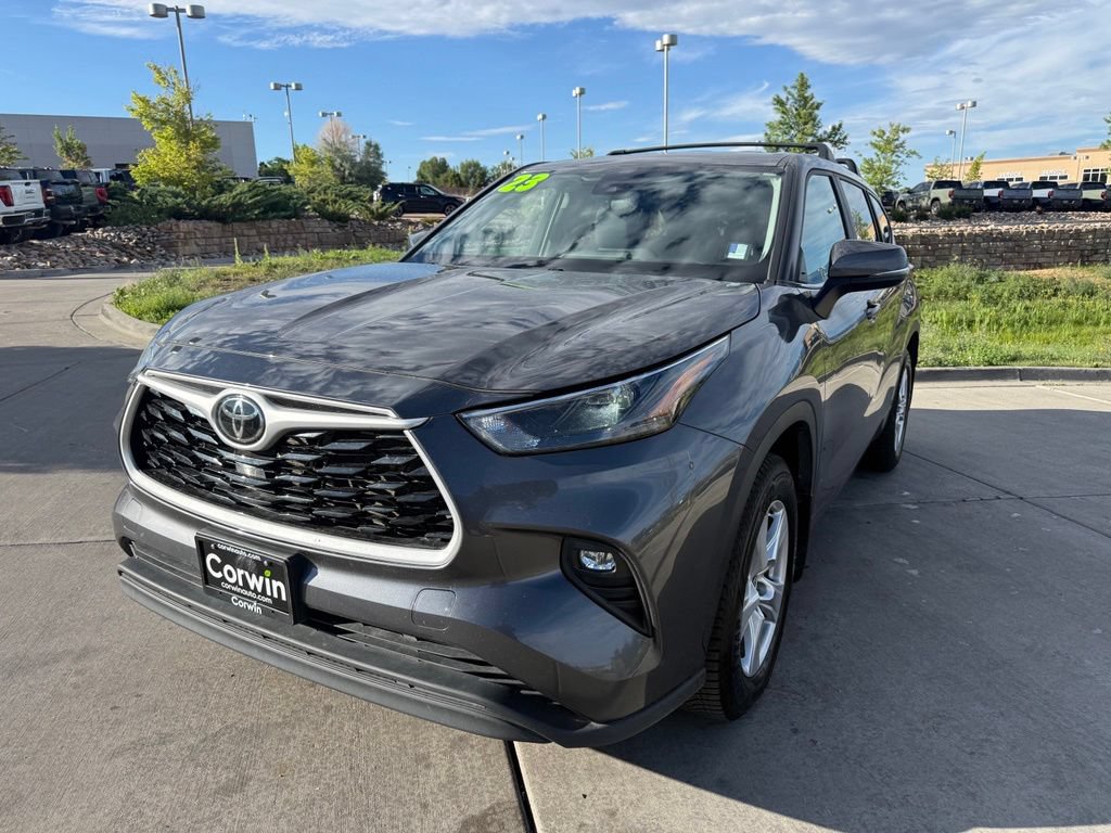 Used 2023 Toyota Highlander LE AWD/4WD image 3
