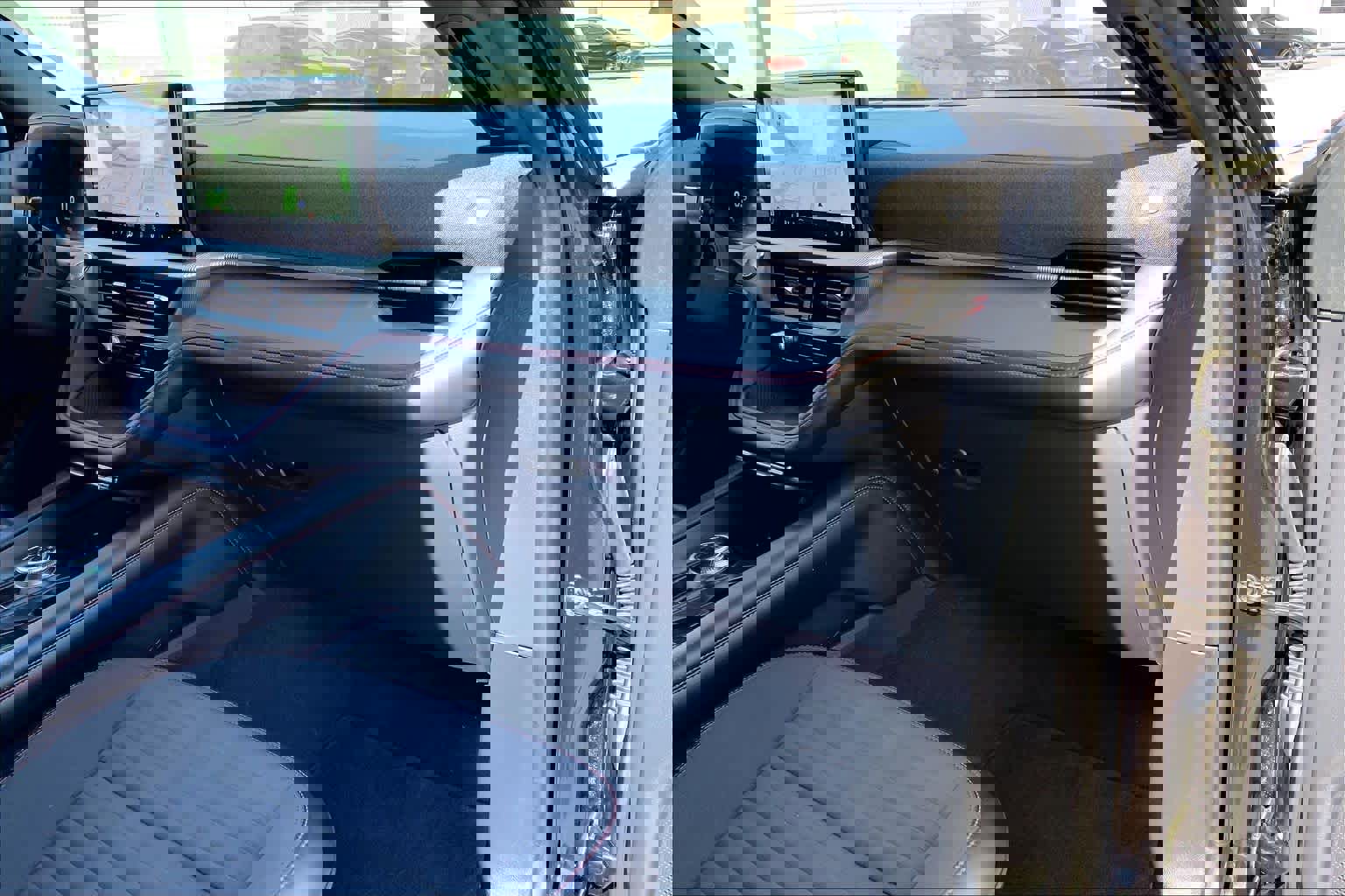 Used 2025 Ford Explorer ST-Line w/ ST-Line Street Pack image 17