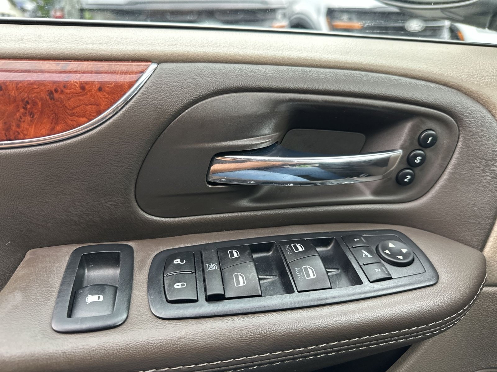 Used 2016 Chrysler Town & Country Limited Platinum FWD image 16