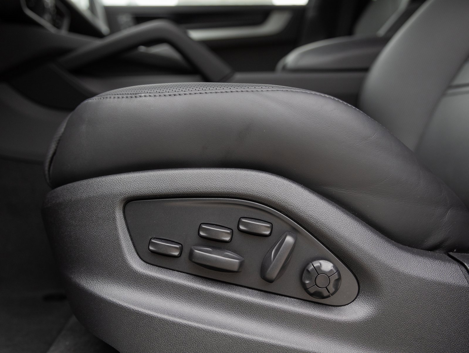 Used 2025 Porsche Cayenne S image 23