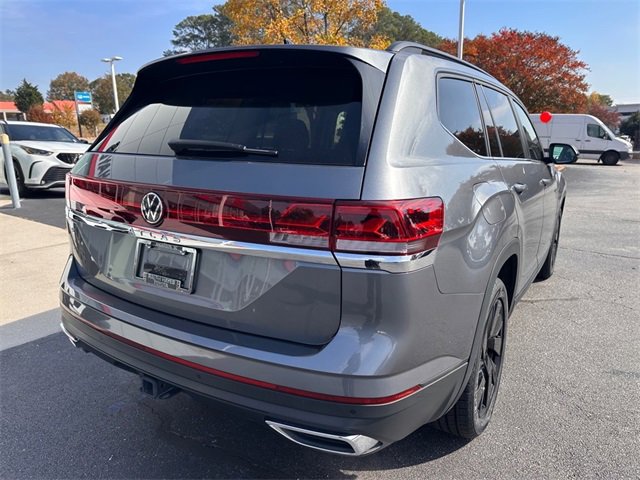 Used 2024 Volkswagen Atlas SE w/ Black Wheel Package image 3