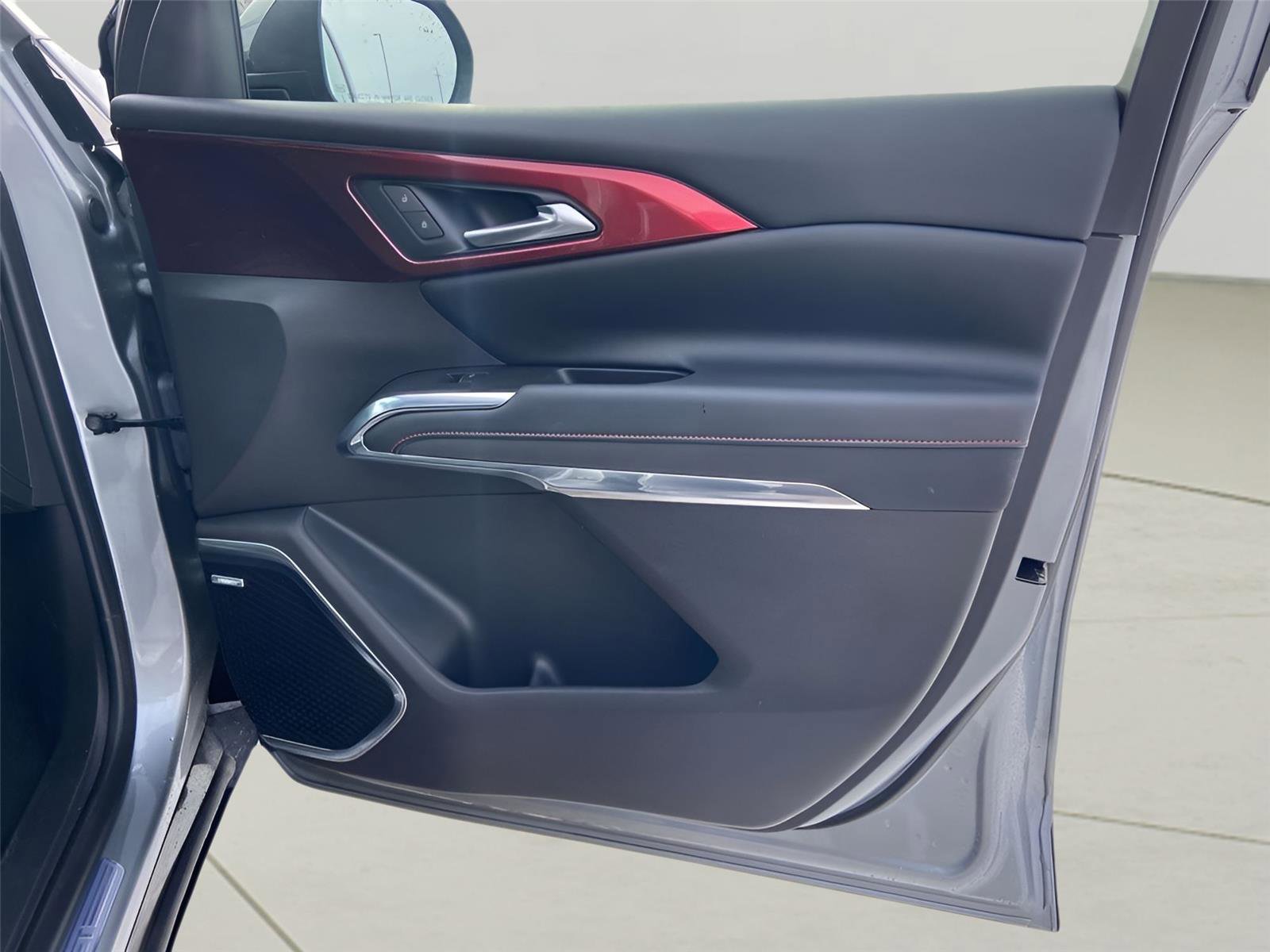 Used 2025 Chevrolet Traverse RS image 28