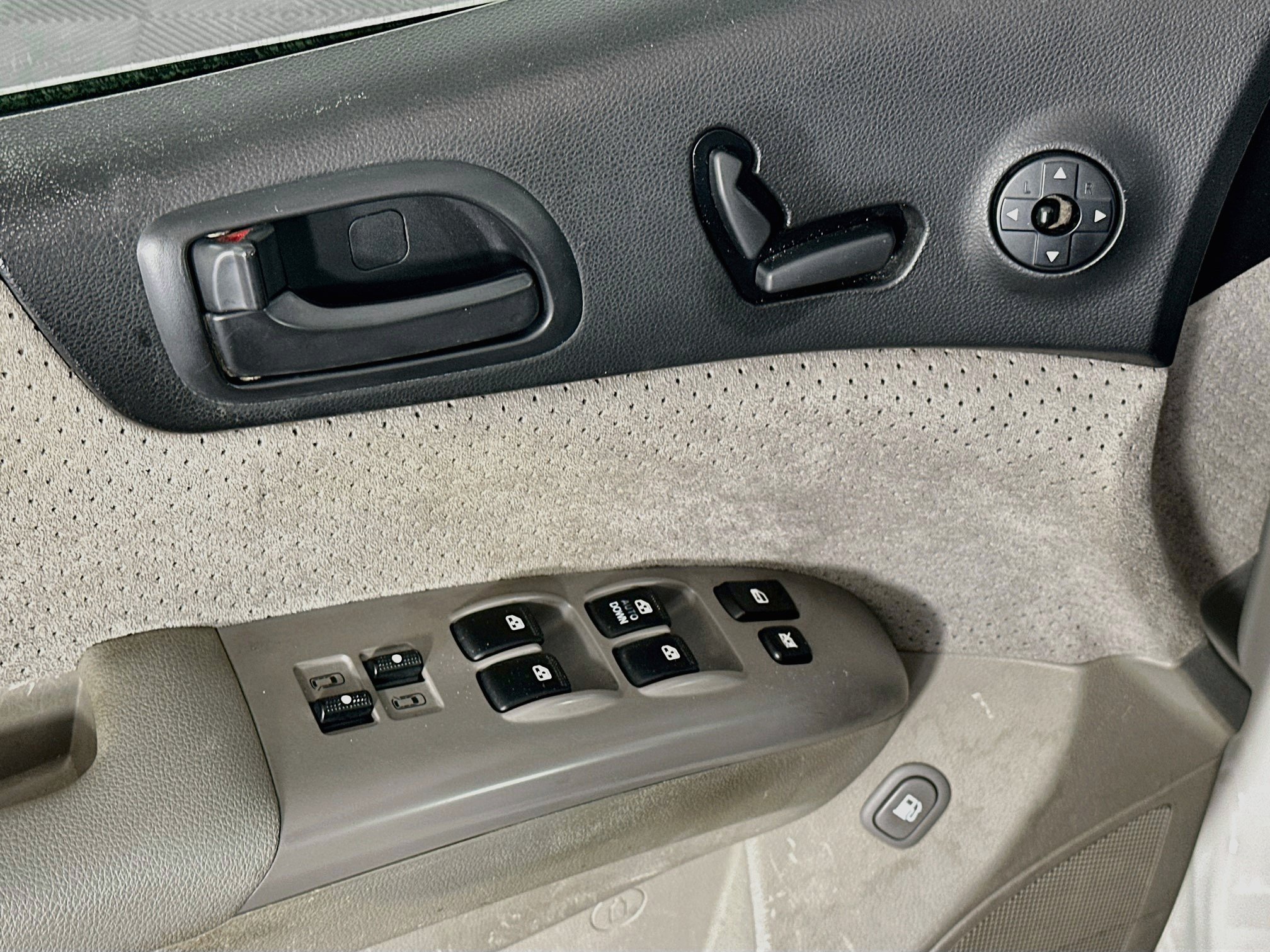 Used 2008 Hyundai Entourage GLS FWD image 15
